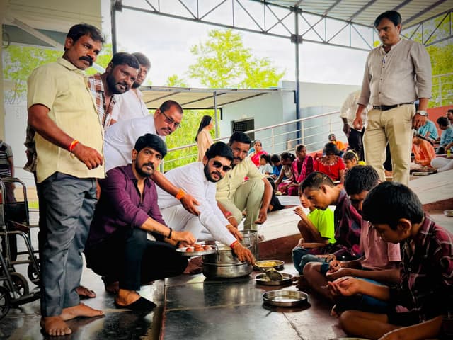 ಗಾಲಿ ಲಕ್ಷ್ಮೀ ಅರುಣ ಜನ್ಮದಿನ: ಅನುಗ್ರಹ ಆಶ್ರಮದಲ್ಲಿ ಅನ್ನದಾನ, ಮಕ್ಕಳಿಗೆ ಸಿಹಿ ಹಂಚಿ ಸಂಭ್ರಮ
