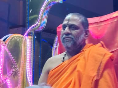 ಯಲಬುರ್ಗಾ ಪಟ್ಟಣಕ್ಕೆ ಮಂತ್ರಾಲಯ ಶ್ರೀಗಳ ಆಗಮನ- ಶೋಭಾಯಾತ್ರೆ ಮೂಲಕ ಶ್ರೀಗಳಿಗೆ ಭವ್ಯ ಸ್ವಾಗತ