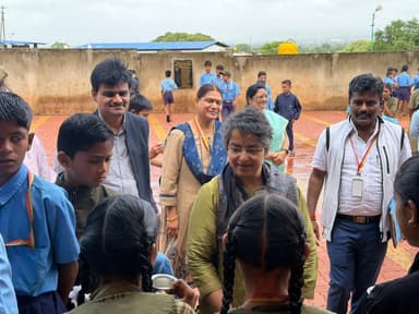 ಶಿಕ್ಷಣ ಇಲಾಖೆಯ ಅಪ್ಪರ ಮುಖ್ಯ ಕಾರ್ಯದರ್ಶಿಗಳಾದ ಶ್ರೀಮತಿ ರಶ್ಮಿ ವಿ ಇವರು ಹಲಗಾ ಶಾಲೆಗೆ ಭೇಟಿ..